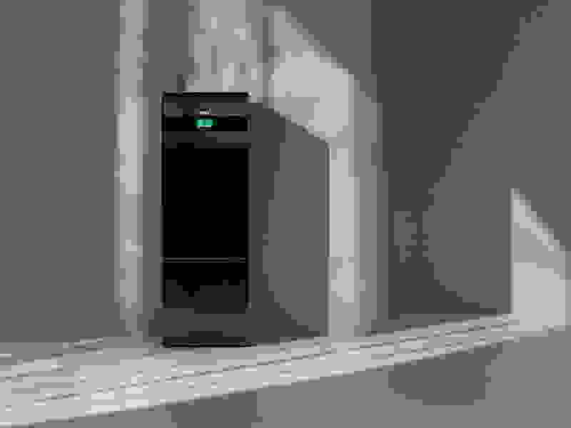 IVT Geo 600 bergvärmepump i svart med modern design, installerad i ett stilrent rum med naturligt ljus.